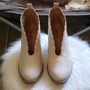Cream Colored Qupid Open Top Size 6 Booties